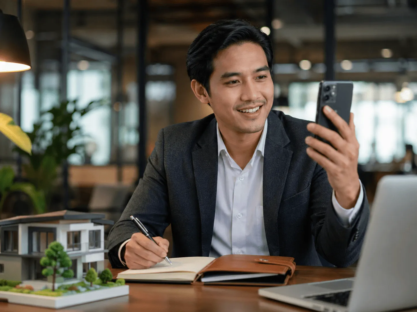 Agen properti Indonesia melakukan video call dengan klien dari meja kerja