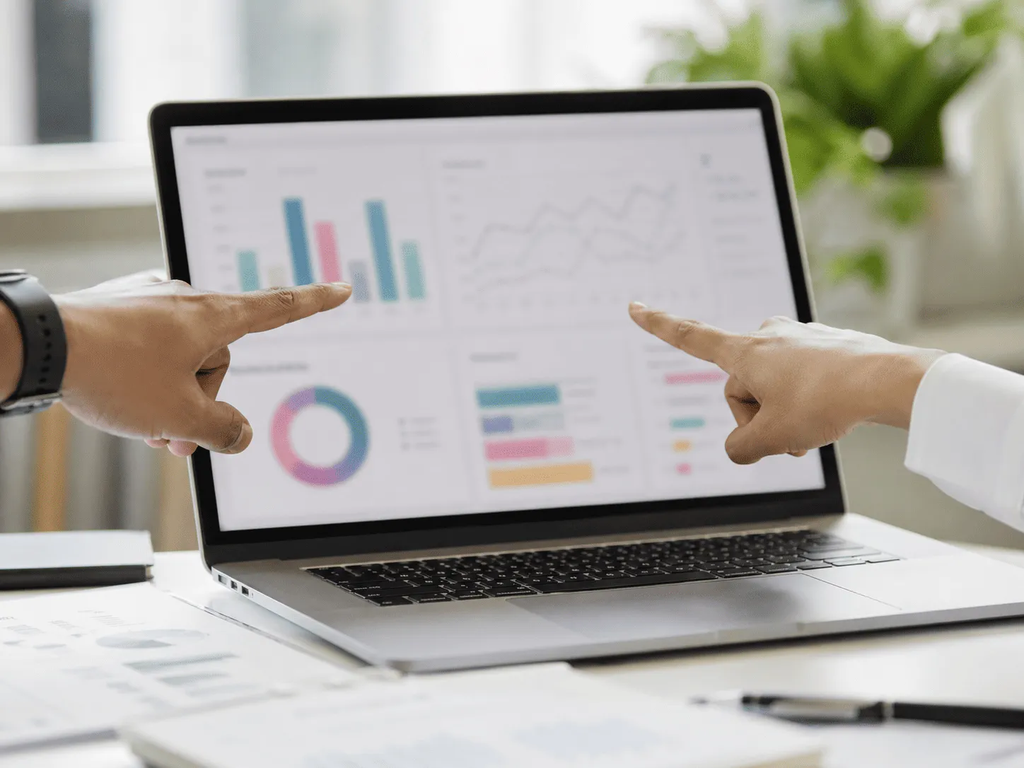 Tim marketing GroAgen meninjau performa kampanye iklan Meta di kantor